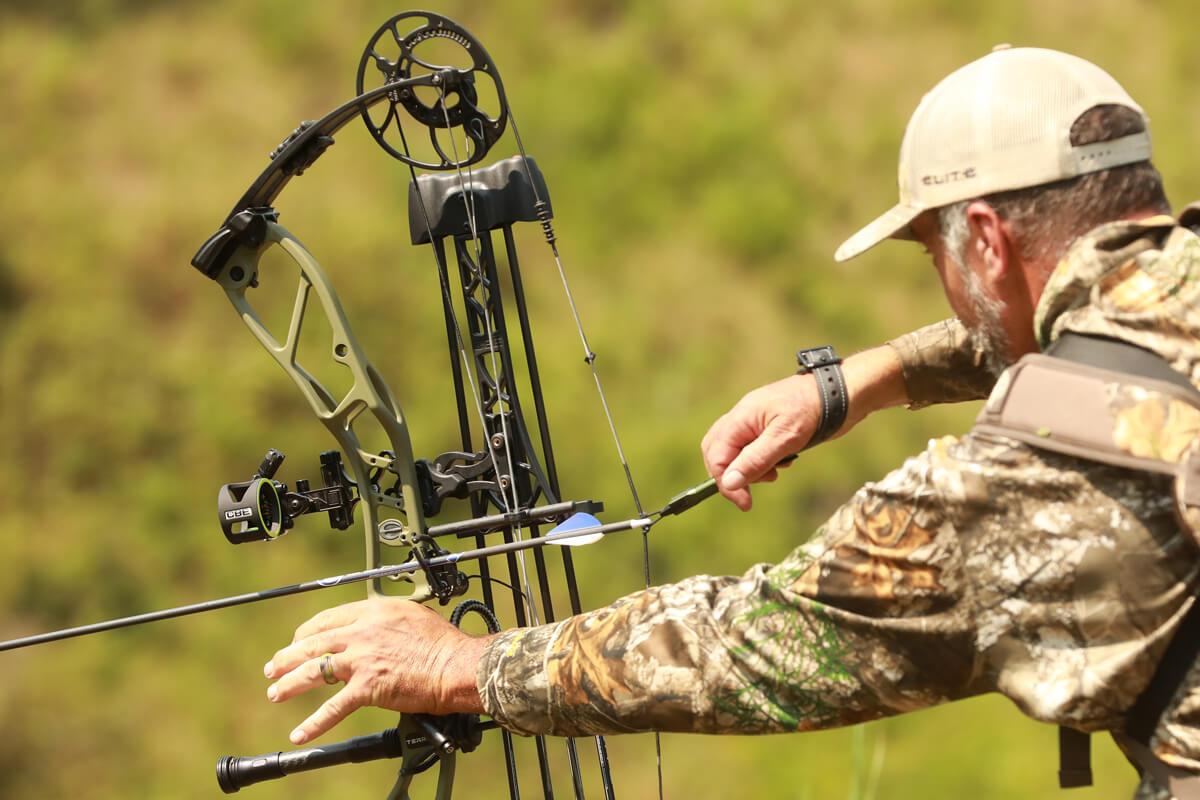 Fall-away arrow rest mounted on a compound bow for smooth arrow release