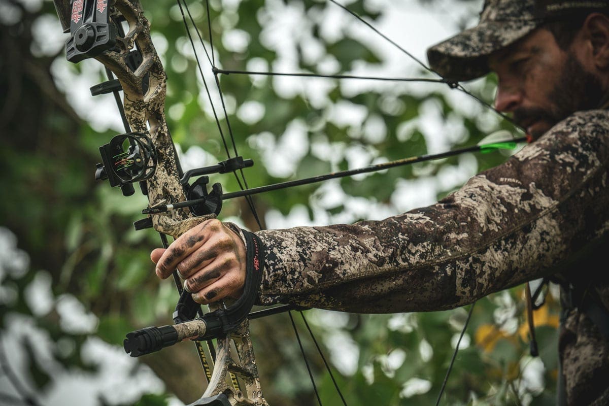 Full capture arrow rest mounted on compound bow for secure arrow support