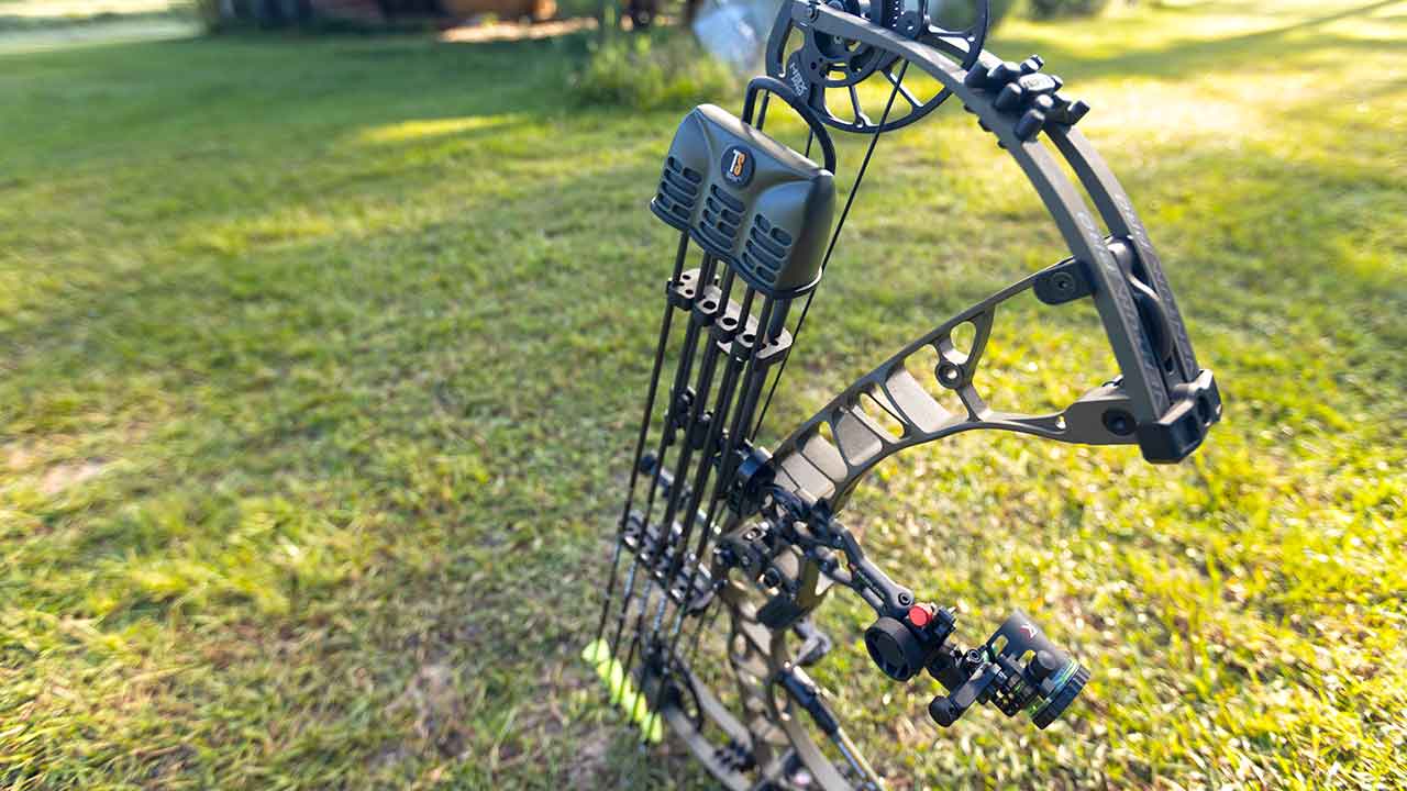 Bow mounted quiver attached to an archery bow for arrow storage