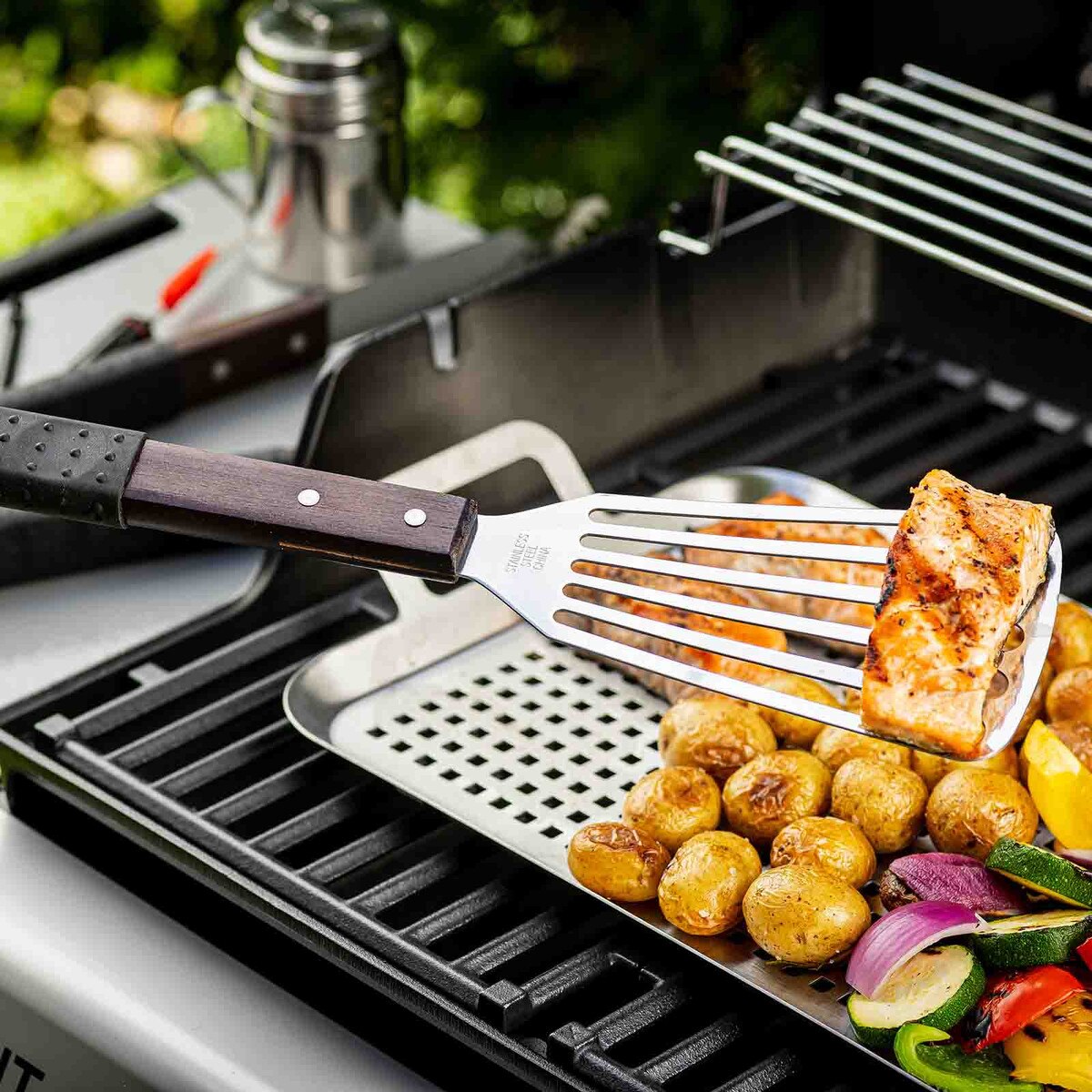 TableCraft Wooden Handle Grilling Fish Turner with Black Soft Grip - Image 4