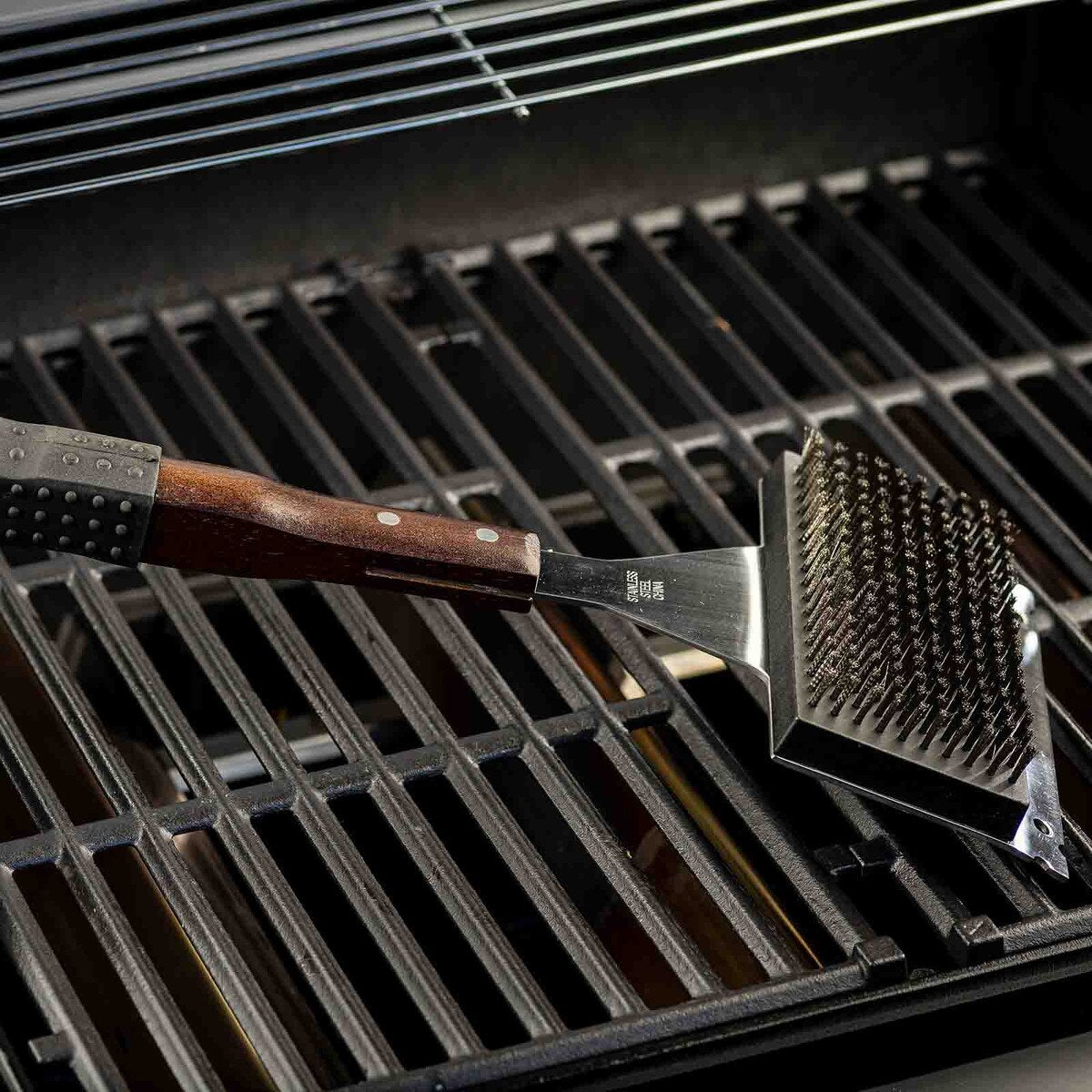 TableCraft Wooden Handle Wide Grill Brush with Black Soft Grip - Image 6
