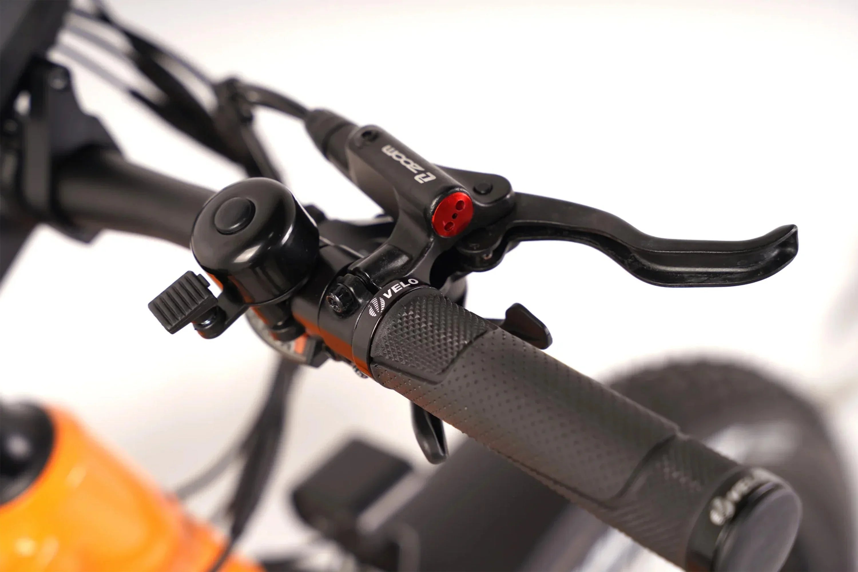 Close-up of Taubik Westridge 4T e-bike handlebar with bell and brake lever