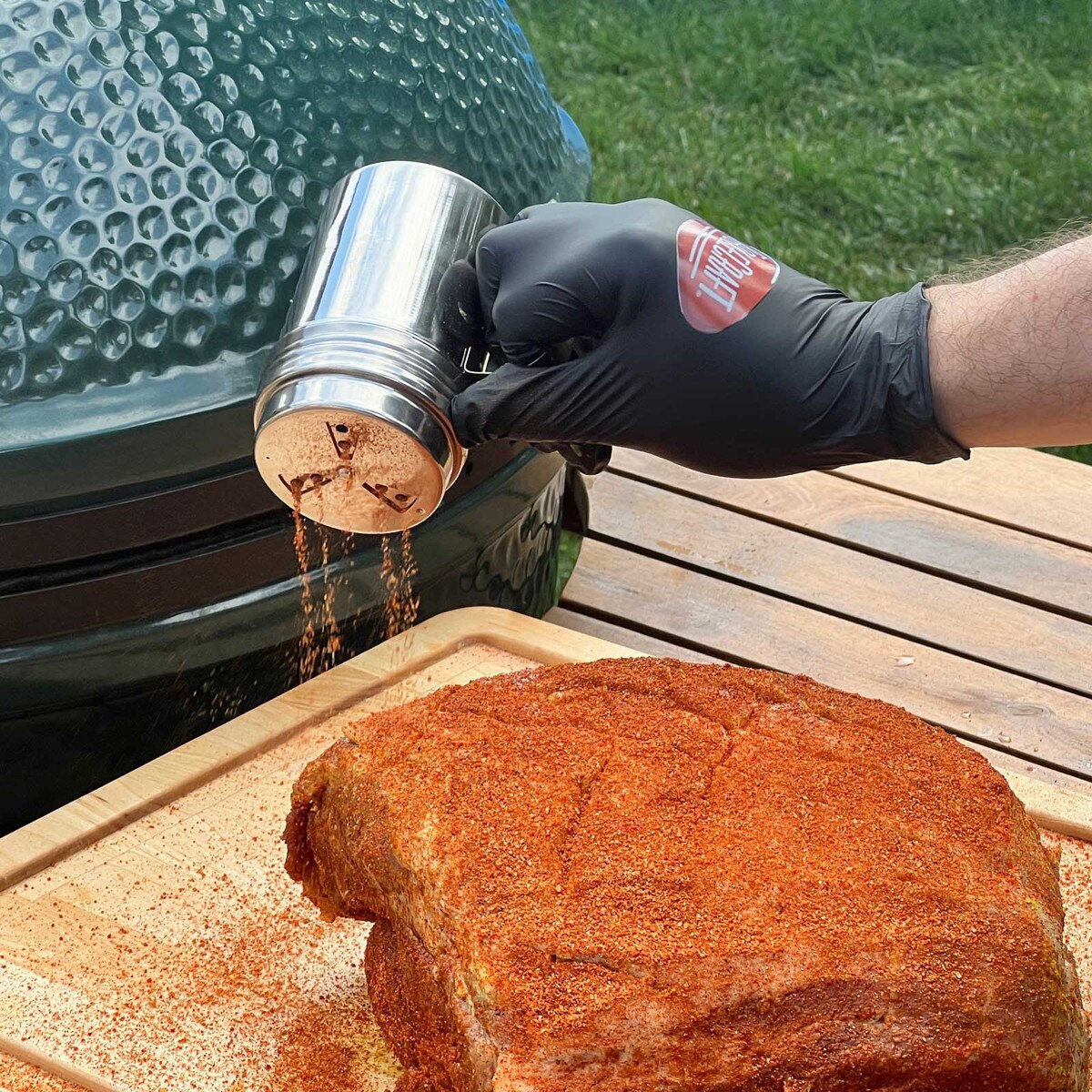 TableCraft 10 oz Dry Rub Shaker With Handle - Image 3