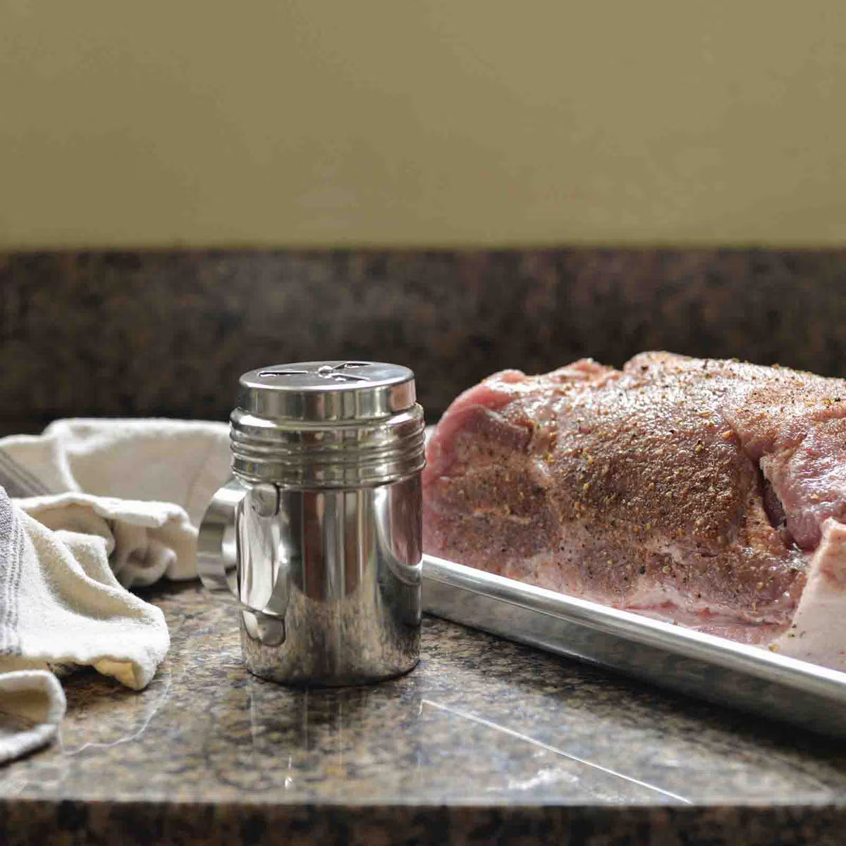 TableCraft 10 oz Dry Rub Shaker With Handle - Image 4