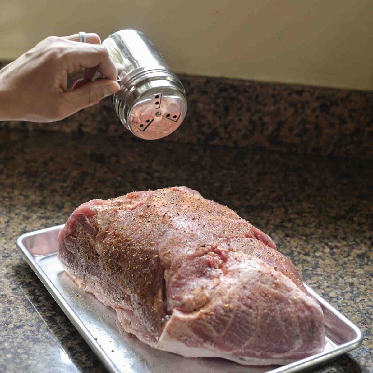 TableCraft 10 oz Dry Rub Shaker With Handle - Image 5