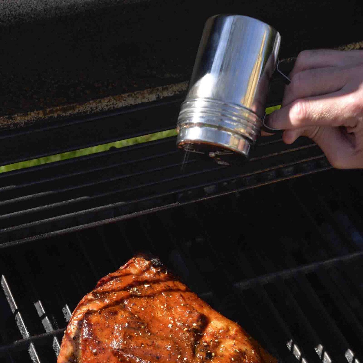 TableCraft 10 oz Dry Rub Shaker With Handle - Image 7