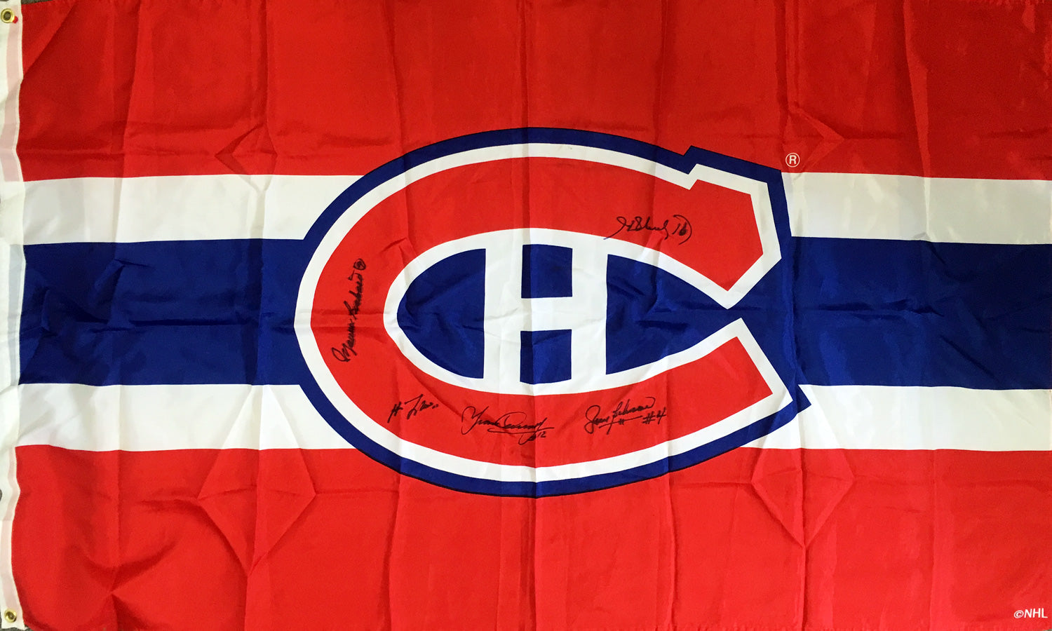SIGNED FLAG LAFLEUR, RICHARD, BELIVEAU, COURNOYER, H RICHARD - MONTREAL 60'X36'