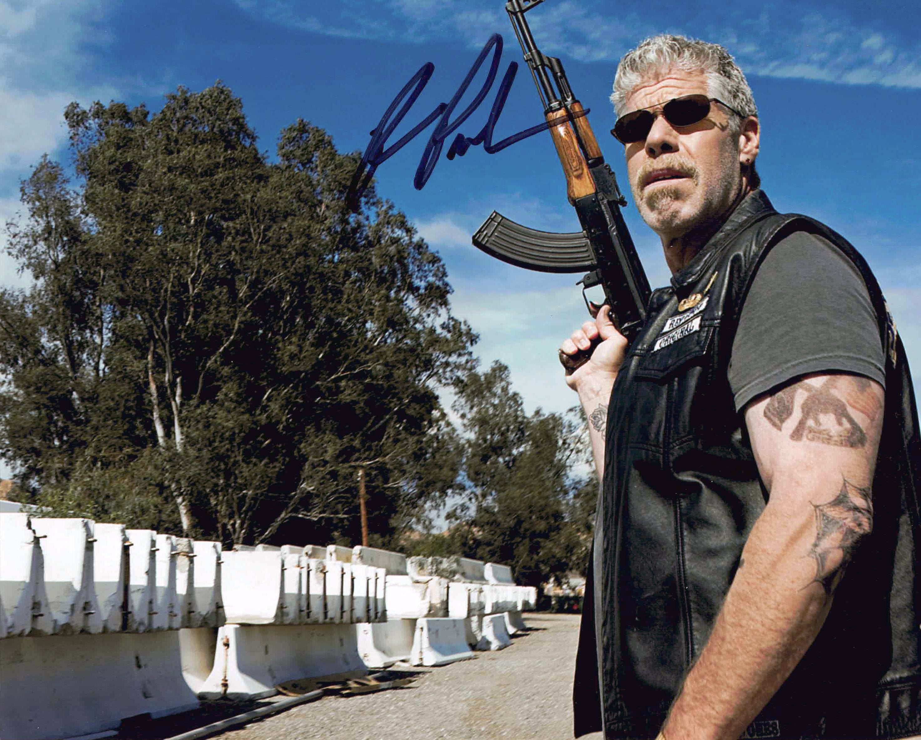 RON PERLMAN SIGNED SONS OF ANARCHY AK-47 8X10 PHOTO