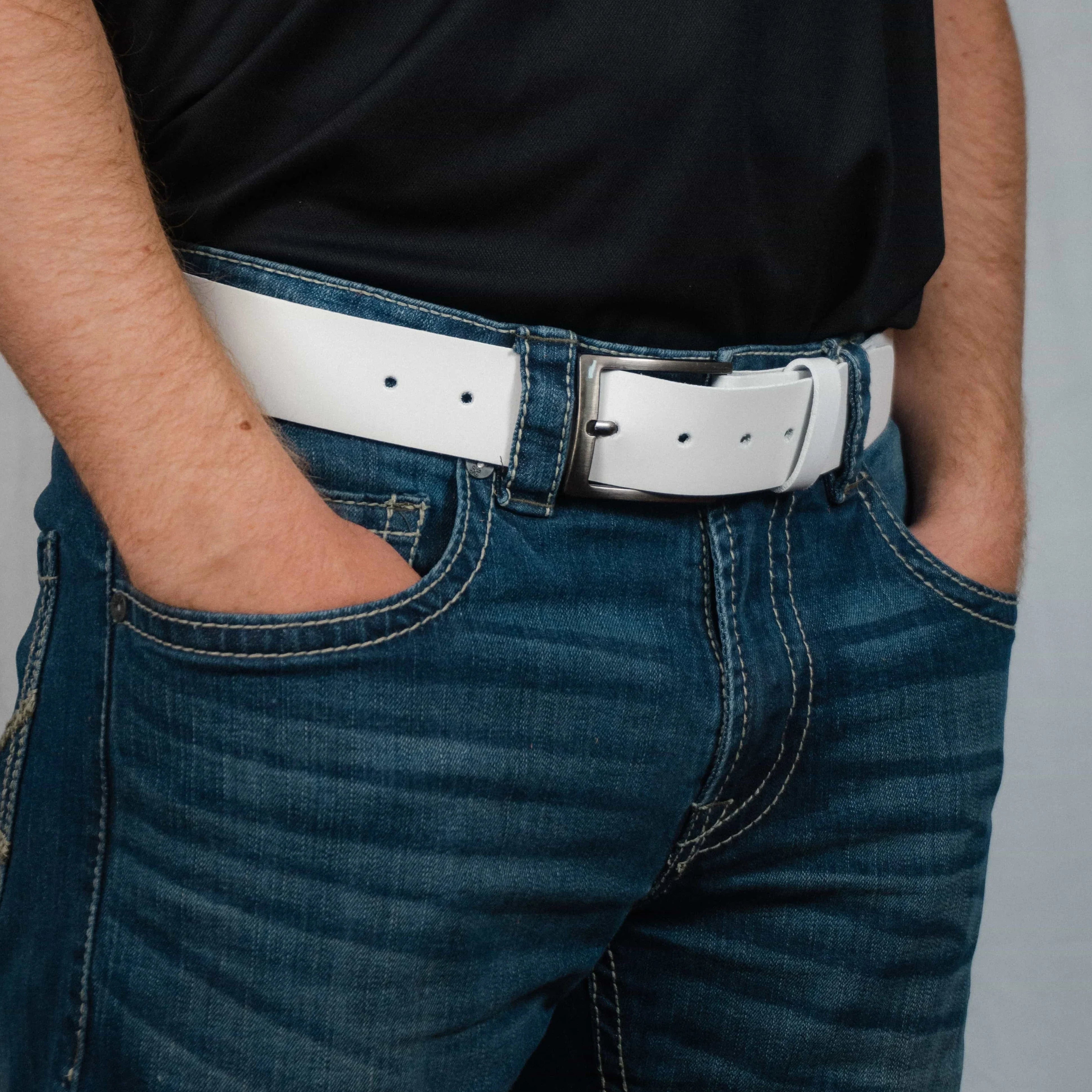 White casual belt on blue jeans and black shirt, hands in pockets, men's fashion accessory