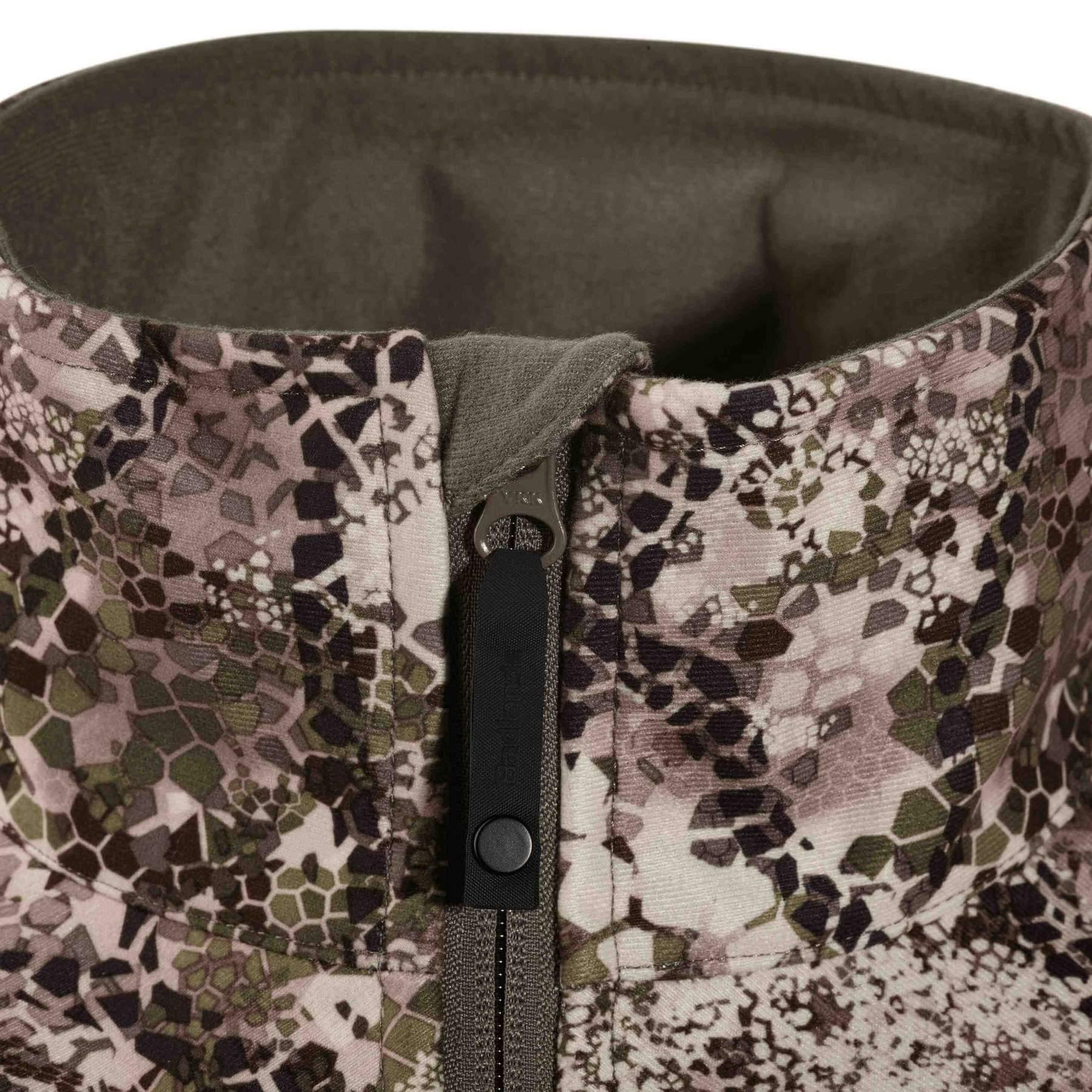 Badlands Calor jacket collar close-up with camo pattern and zipper detail